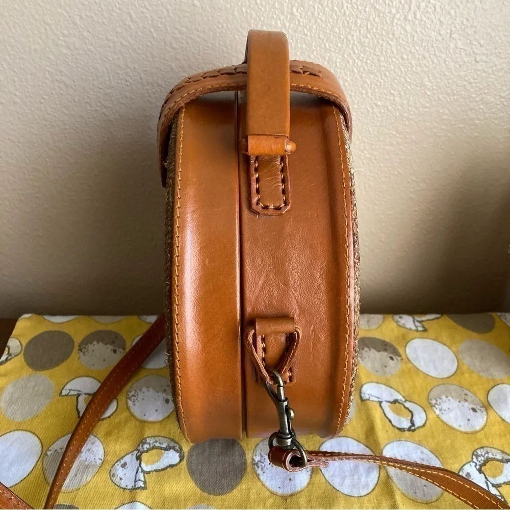 Vintage look round canteen crossbody purse